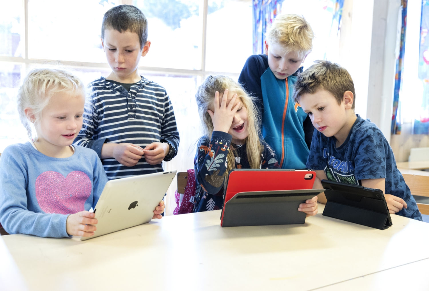 For mye skjermbruk og for lite tid ute kan bidra til nærsynthet hos barn.