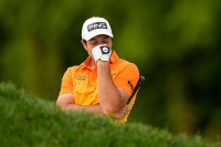 Viktor Hovland fortviler etter at ballen havnet i bunkeren på tampen av finalerunden av PGA-mesterskapet. Trøbbelet sendte ham ut av seierskampen.