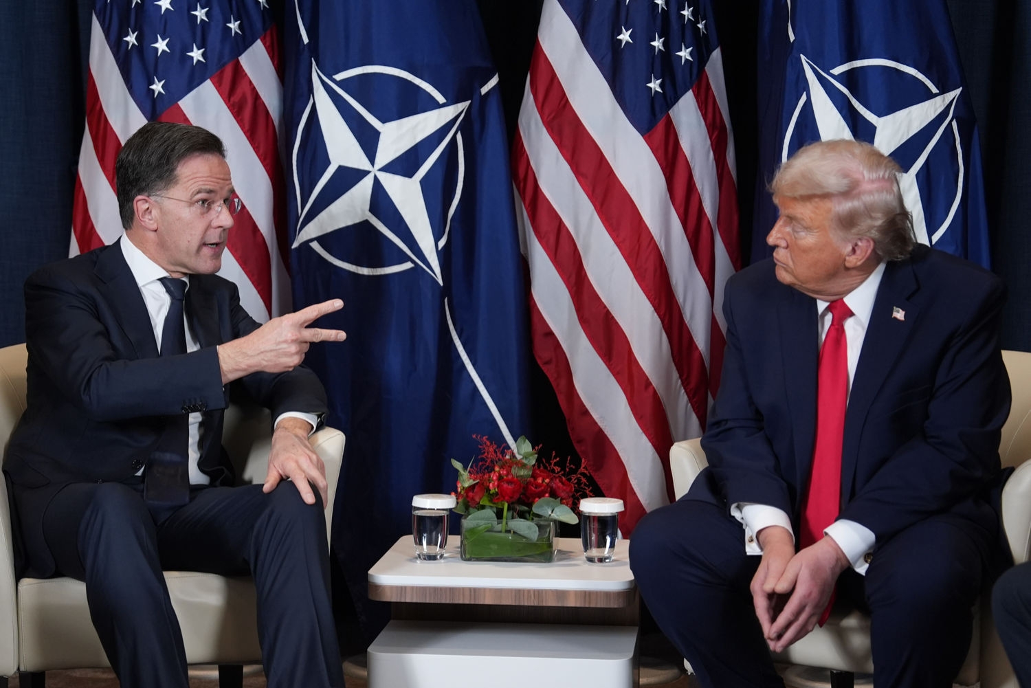 Natos generalsekretær Mark Rutte uttrykker støtte til USAs angrepskrig mot Iran, noe som har resultert i kritikk og misnøye innad i forsvarsalliansen. I januar møttes Rutte og president Donald Trump i Davos.