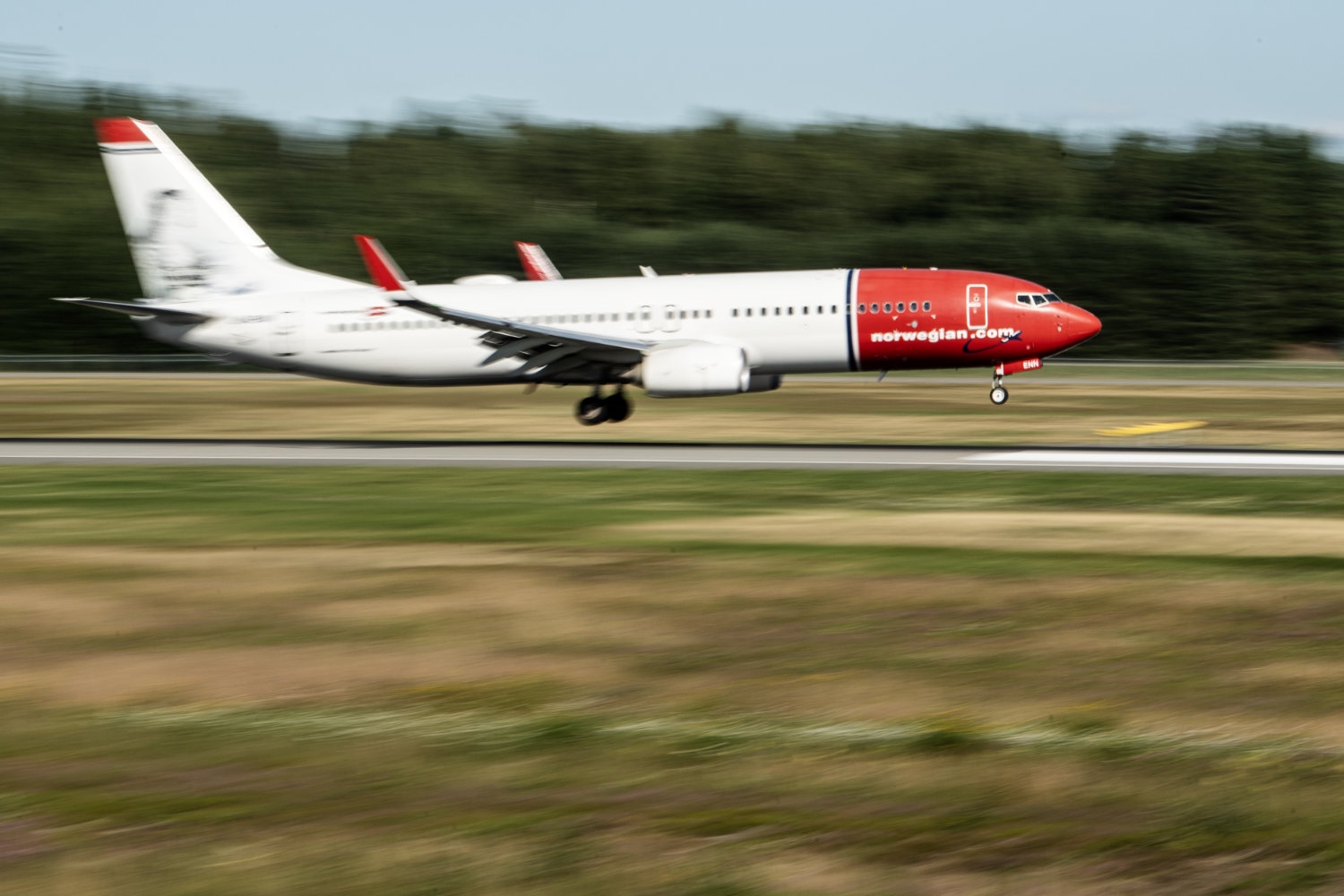Et Norwegian-fly fotografert på Oslo lufthavn i 2024.