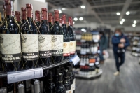 Lorentzen forteller at flere kjøper lysere og lettere produkter, fremfor de mørke og tunge varene, som rødvin og brunt brennevin.