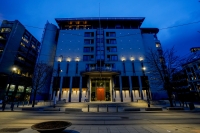 En 42 år gammel mann må mandag møte i Oslo tingrett tiltalt for grov hvitvasking av nær en halv milliard kroner.