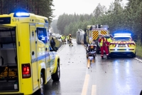 Nødetatene jobber på stedet. To personer er alvorlig skadet og to er lettere skadet i en kollisjon mellom en varebilbil og en bobil på E16 i Ringerike.