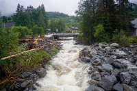 Ål og områdene rundt fikk under ekstremværet Hans kjenne på naturkreftene. Da ble blant annet veier og bekker ødelagt. Søndag ble tre husstander evakuert på grunn av rasfare. 