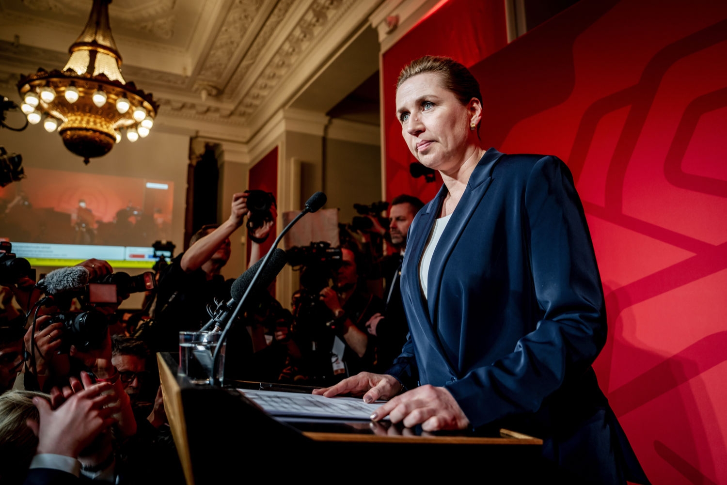 Rød blokk med statsminister Mette Frederiksen i spissen mangler seks representanter på å få flertall i det danske Folketinget, og regjeringsforhandlingene blir vanskelige.