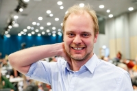 – Det er lite forskning som gir klare svar på om det er bra å utsettes for så mye skjerm så tidlig. Men det er helt sikkert at ungene ikke har vondt av litt skjermfri, sier Mimir Kristjánsson gruppeleder for Rødt i Stavanger. Bildet er fra landsmøtet i Rødt i oktober.