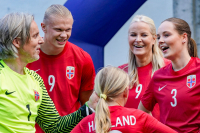 Erling Braut Haaland var på lag med kronprinsesse Mette-Marit og prinsesse Ingrid Alexandra på Skaugum mandag. Det samme var Jan Åge Fjørtoft som keeper.
