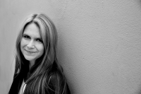 Mari Kjos Hellum (f. 1975) kommer fra Hønefoss og bor i Oslo. Hun er utdannet litteraturviter og jobber nå som høyskolelektor ved Høgskolen i Østfold.