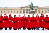 En lang rekke kvinner protesterte mot den nye regjeringens abortpolitikk ved å ikle seg kostymer fra den populære HBO-serien «A Handmaid's tale», da regjeringen kom ut på Slottsplassen presenterer sin utvidede regjering etter ekstraordinært statsråd på Slottet tirsdag.