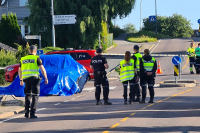 Politiet gjør undersøkelser i en bil på stedet der en kvinne i 40-årene ble funnet død i Askim.