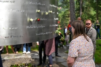 AUF-leder Astrid Hoem mener det er viktig at unge lærer om terrorangrepene 22. juli. Her er hun under minnemarkeringen på Utøya i fjor.