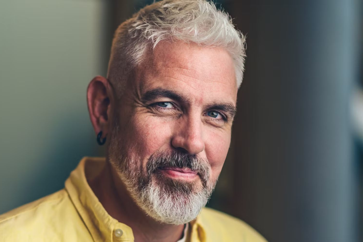 Landets mestselgende lyriker - Trygve Skaug - skriver lavmælt, nært og trøstende om det som forsvinner – og det som står igjen og holder oss oppe.