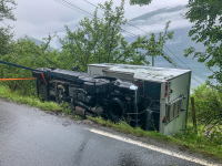 Søndag veltet en tysk campingbil på den smale og tungt turist-trafikkerte veien fra Aurland mot utsiktspunktet Stegastein. Ingen ble skadd i uhellet.