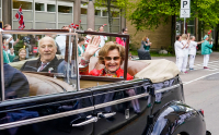 Kong Harald og dronning Sonja takker det norske folk for gode og vanskelige opplevelser sammen. Her fra en annerledes 17. mai-feiring i 2020 under koronapandemien.