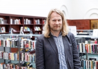 Nasjonalbibliotekar Aslak Sira Myhre gleder seg over at tilbudet av ebøker i norske folkebibliotek nå blir langt større.