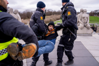 Skahjem var en av to aksjonister som deltok da Monolitten i Vigelandsparken i Oslo ble tilgriset fredag i forrige uke. Her blir han båret vekk av politiet.