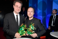 Regissør Carl Javér og kunstnerisk produsent Peter Lange med de to prisene for dokumentaren «Rekonstruktion Utøya».