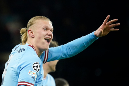 Erling Braut Haaland vinker til fansen og signaliserer at han har scoret fem mål mot RB Leipzig på hjemmebane.