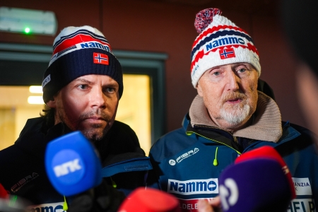 Hopplandslagets trener Magnus Brevig og sportssjef Jan-Erik Aalbu møtte pressen i Granåsen etter at to norske hoppere ble disket og anklaget for juks i storbakkekonkurransen i VM i Trondheim.