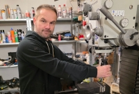 – Det er i grensesnittene mellom mekanikk, elektro og programvare de virkelige problemene og løsningene oppstår, sier Øistein Røste, automasjons- og robotikkingeniør med base i en garasje i Hønefoss