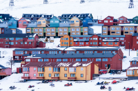 Turistene er på vei tilbake til Svalbard etter pandemien, men Russland reagerer på norsk boikott som følge av krigen i Ukraina. Her fra Longyearbyen.