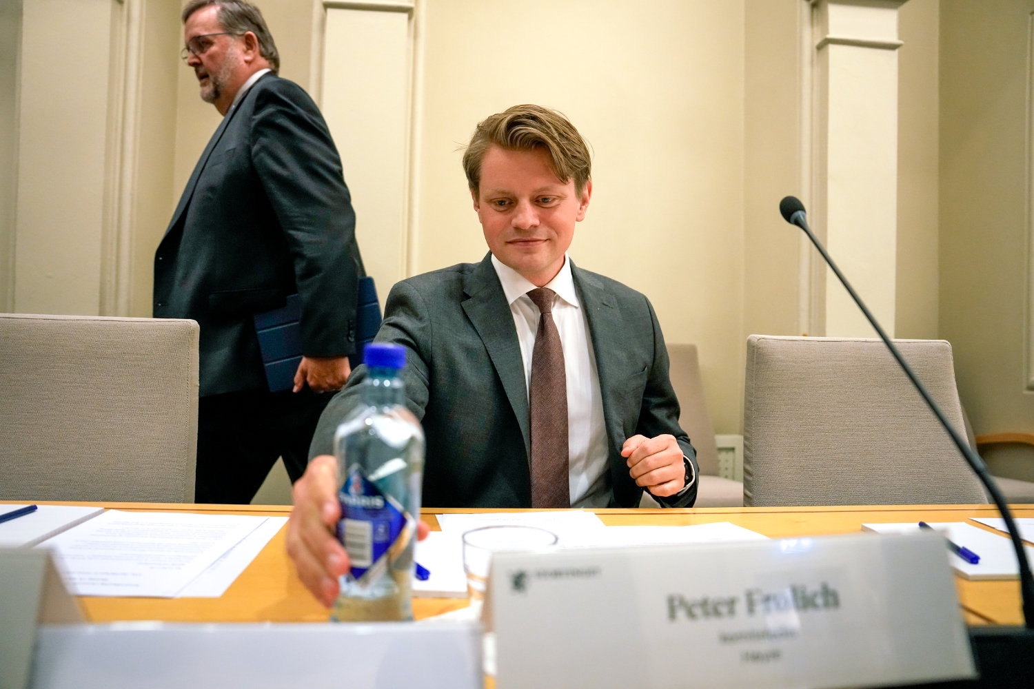 Peter Frølich (H), leder av kontroll- og konstitusjonskomiteen på Stortinget, retter sterk kritikk mot departementenes prosjekt for en felles IT-plattform. 