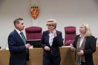 Forsvarerne Gard Andre Lier og Gunhild Lærum og statsadvokat Guro Hansson Bull under rettssaken mot den overgrepstiltalte fotballdommeren i 20-årene i Nedre Romerike tingrett. Mannen er tiltalt for rundt 300 nettovergrep i det som kalles norgeshistoriens største overgrepssak.