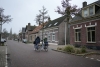 Arkivbilde: To gutter sykler ned en gate i Sprundel i Nederland i 2023. Foto: Virginia Mayo / AP / NTB
